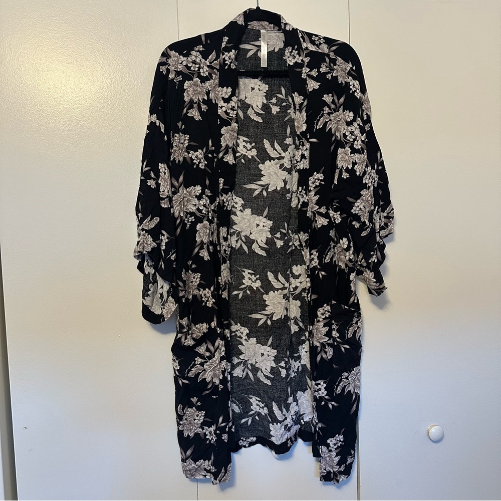 Spiritual Gangster Floral Kimono | Black & White